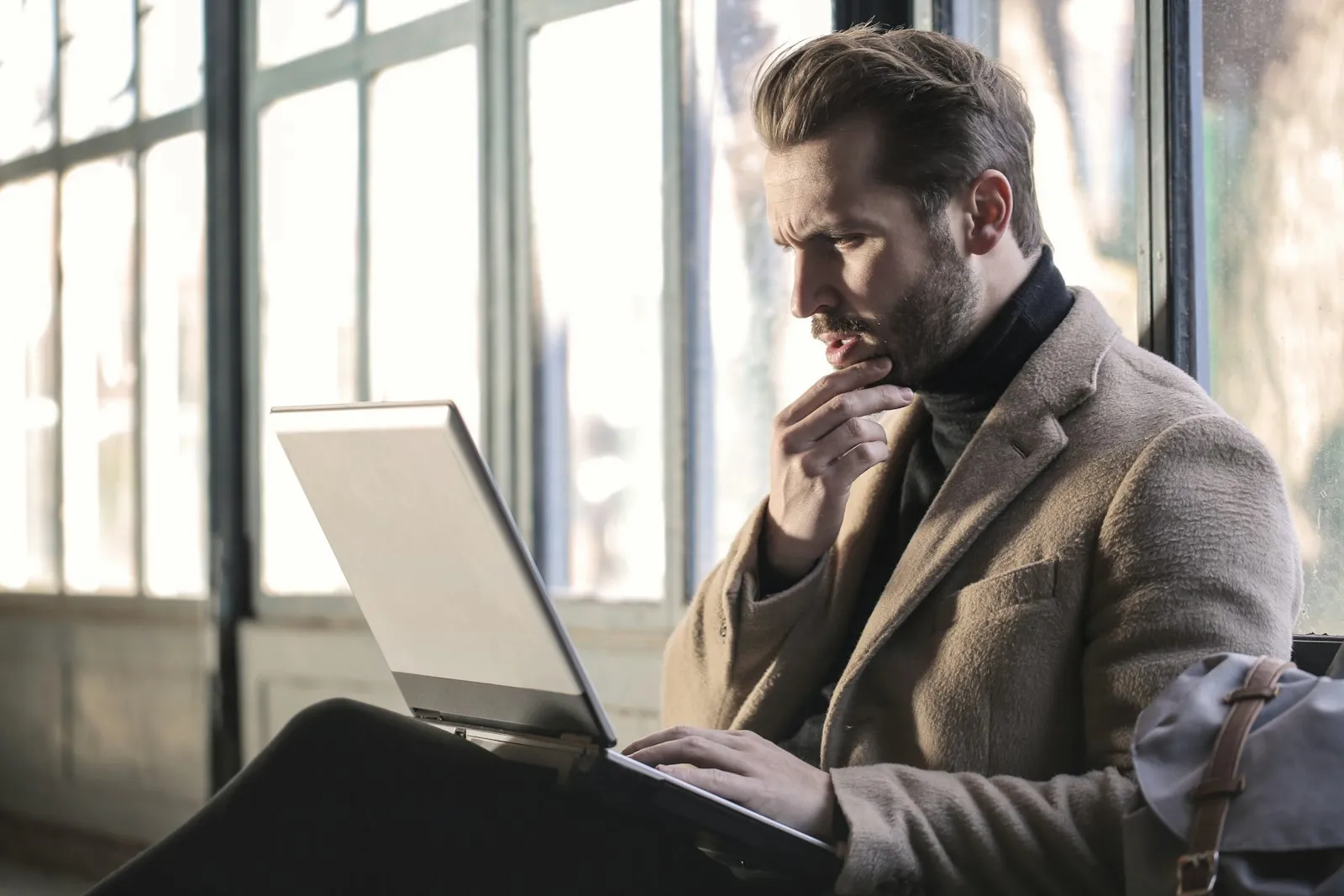 Professionnel qui réfléchit devant son ordinateur à l'évolution de son métier avec l'IA