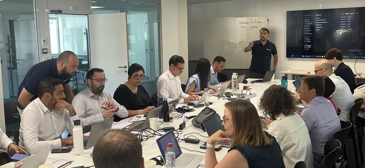 Hackathon IA chez G7 : directeurs et responsables de pôle travaillent leurs cas d'usage, accompagnés par l'équipe Wavia