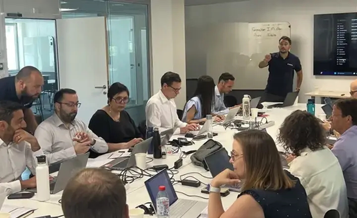 Hackathon IA : des responsables de pôle travaillent leurs cas d'usage