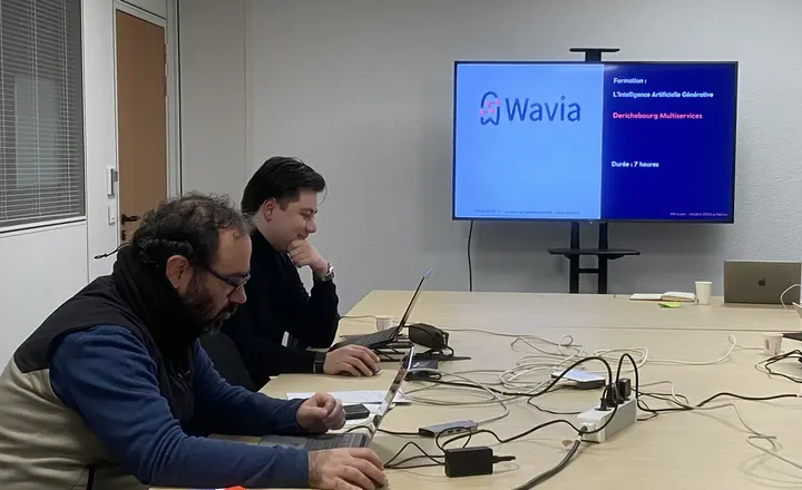 Un formateur Wavia anime un atelier IA devant une équipe en entreprise
