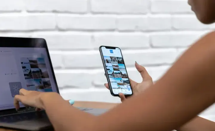 Une chargée de communication crée des visuels avec l'IA sur son téléphone