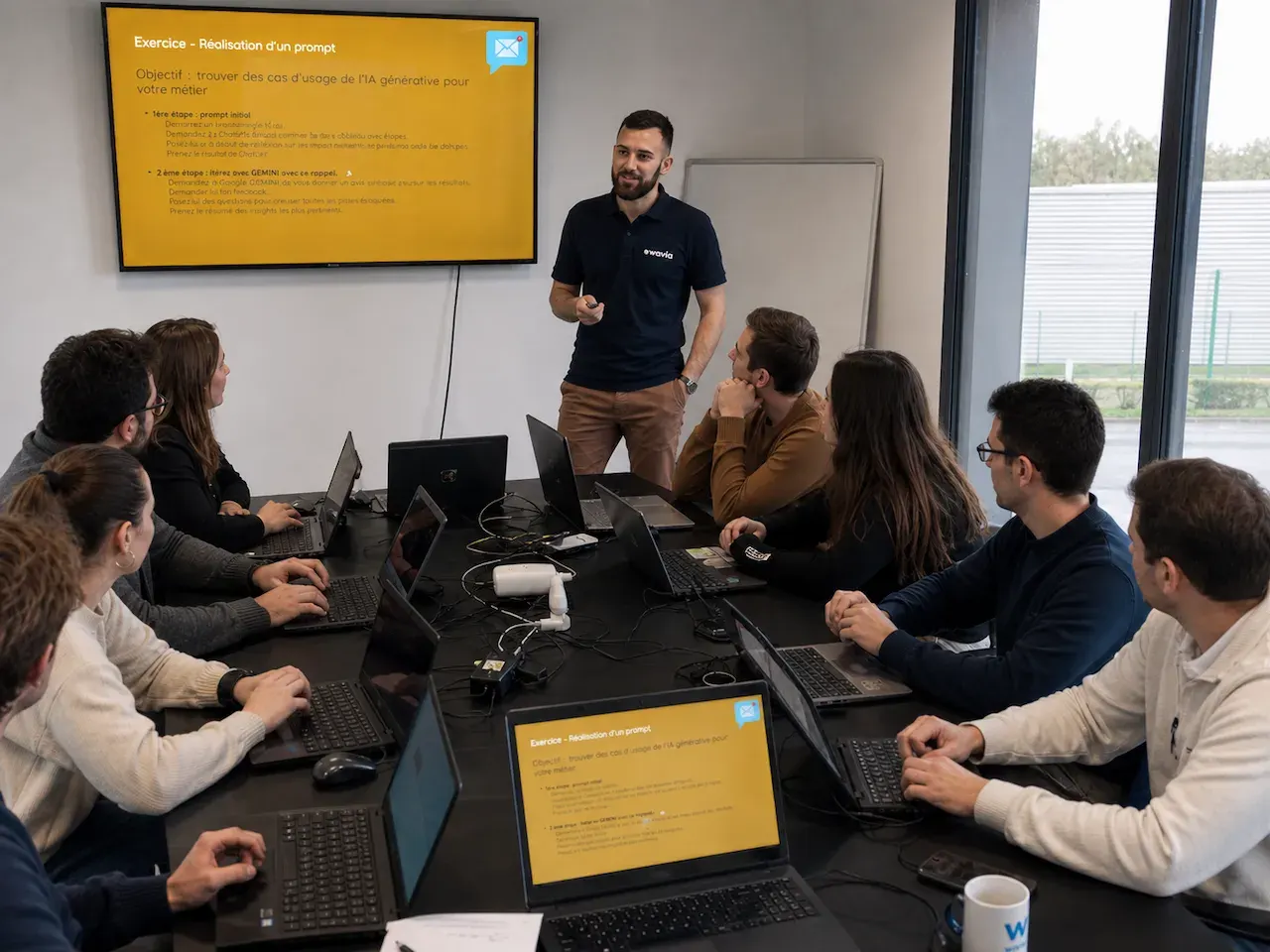 Session de formation IA Wavia : le formateur anime un exercice devant dix participants