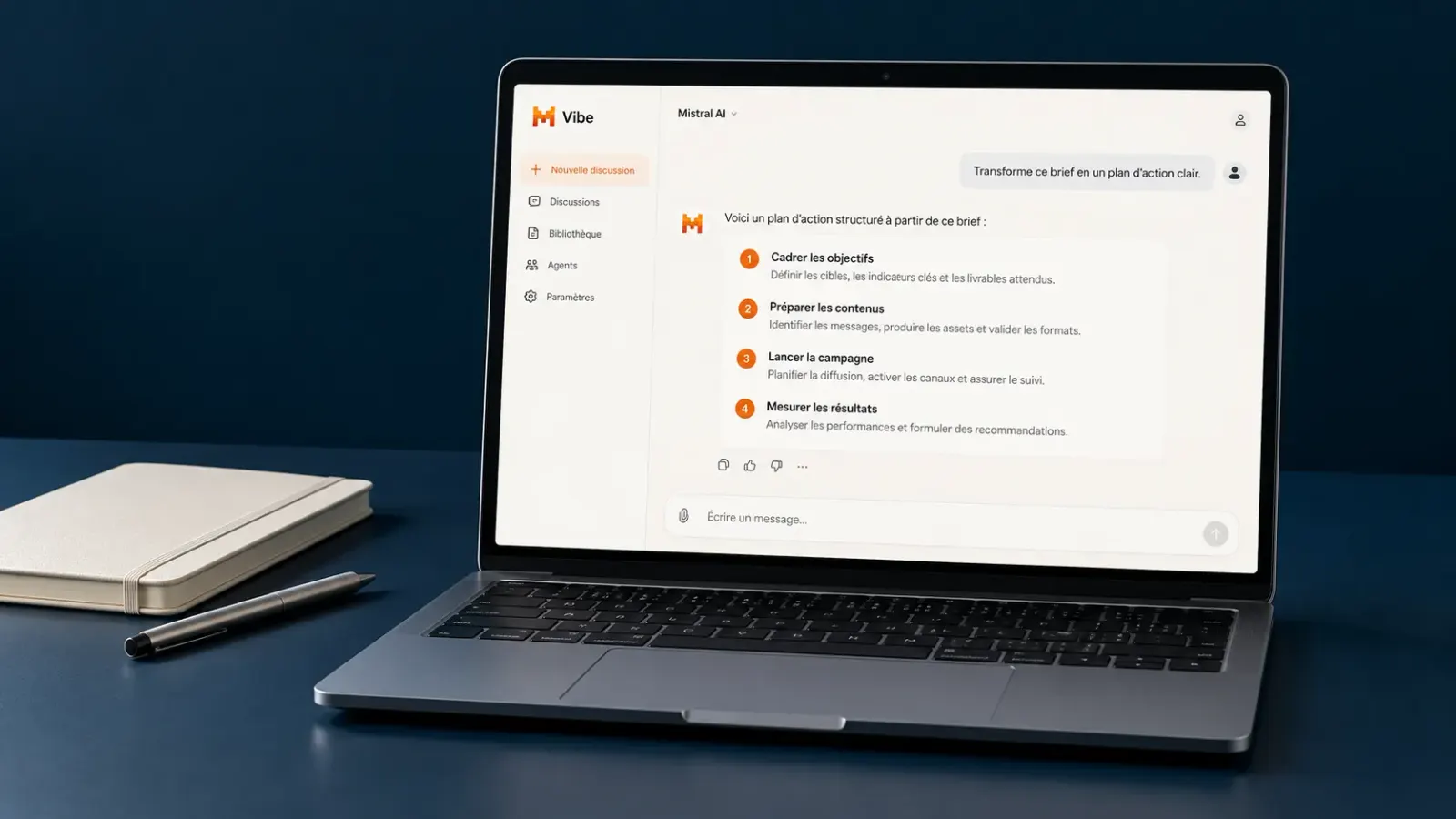 L'assistant de Mistral AI ouvert sur un ordinateur portable, posé sur un bureau