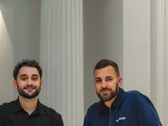 Thibaut Fresneau et Corentin Guegeais, cofondateurs de Wavia, photographiés par Ouest-France