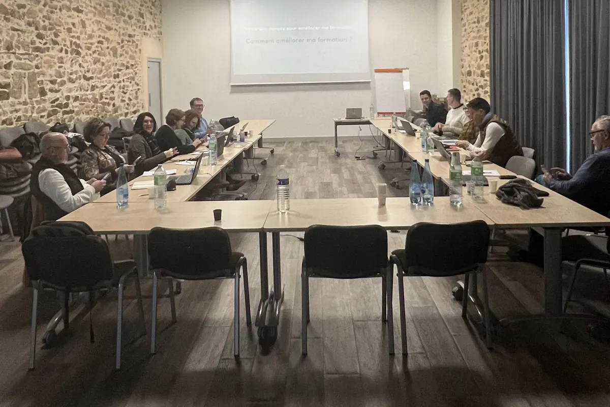 Formation IA générative pour une société du Groupe Nadia, dans une salle aux murs de pierre à Mortagne-sur-Sèvre, tables en U