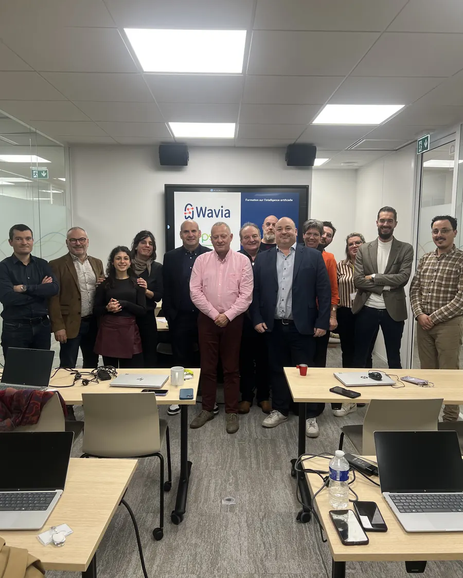Groupe de participants à une formation IA Wavia, réunis devant l’écran en fin de session